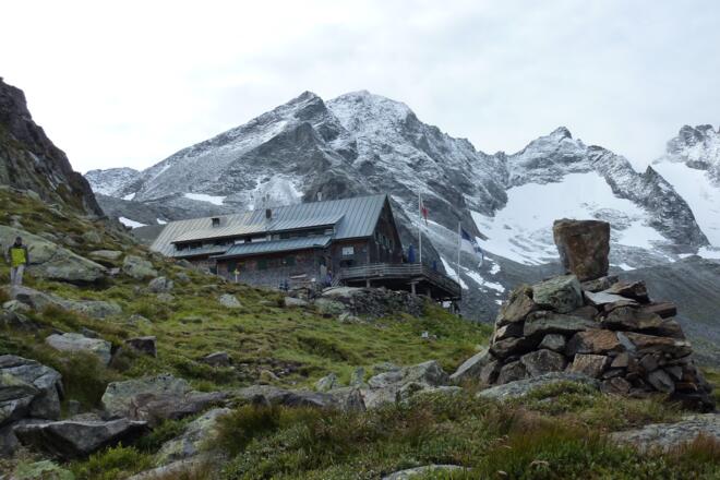 Kasseler Hütte vor Grüne Wand Spitze (Bildmitte) - Capanna Kasseler Hütte di fronte a Croda Verde (al centro)