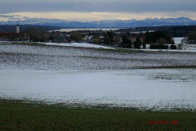 Blick über Zankenhausen und Ammersee ins Karwendel und zur Zugspitze