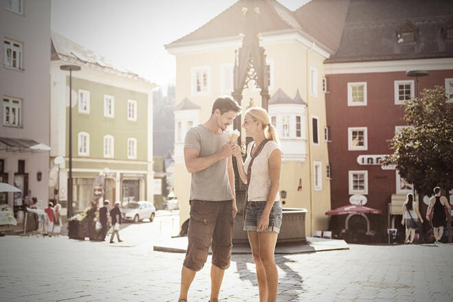 Kufstein Stadtplatz Shopping Marienbrunnen