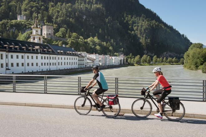 Radfahrer auf der Innbrücke nach Rattenberg