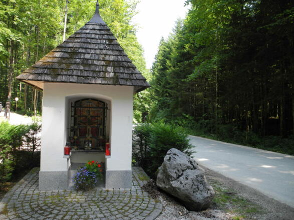 Ein Blick zur Dreifaltigkeitskapelle (Glücksplatz) gleich neben unserem Weg lohnt sich.