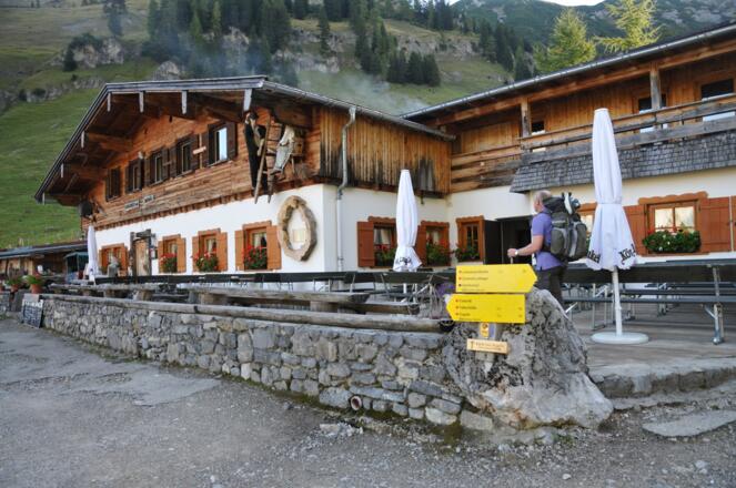 Die Binsalm bietet neben einer guten Jause auch Übernachtungsmöglichkeiten