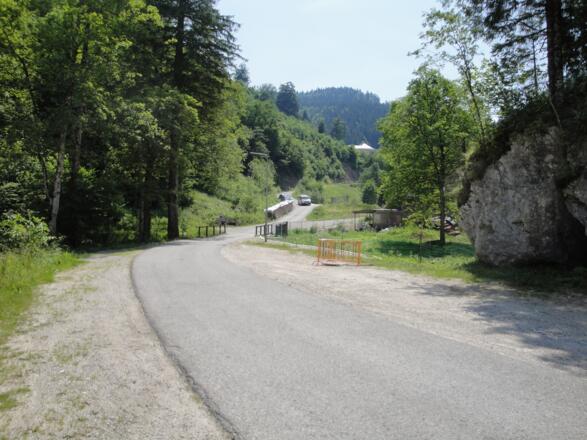 Genügend Parkplätze gibt es beim Ausgangspunkt! Von hier geht es die Straße 500m zurück.