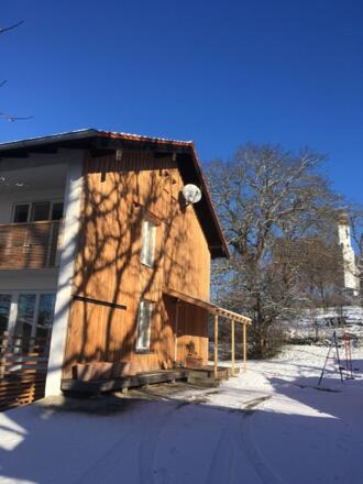 Haus mit Blick auf die Kirche