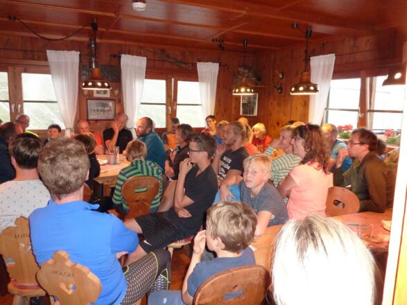 Aufmerksame Zuhörer bei der abendlichen Alpin- und Wetterberatung
