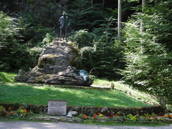 Wir passieren das Kaiser Jagdstandbild - dieses wurde von der Jägerschaft 1910 anlässlich des 80. Geburtstages von Kaiser Franz Josef errichtet