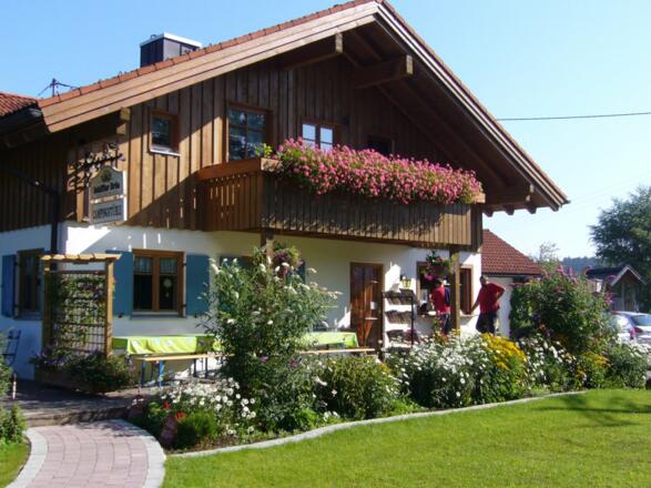 Campingstüble mit Terrasse und Kiosk