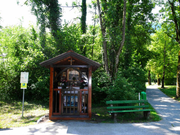 Bei der Rindenkapelle und Kaltenbachteich zweigen wir rechts ab.