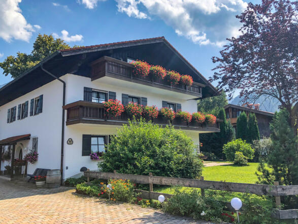 Hausansicht im Sommer