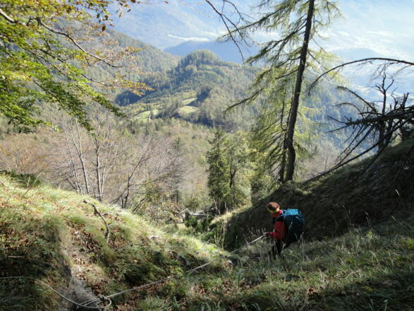 Der Aufstieg über eine steilere Wiese wird durch ein Fixseil erleichtert