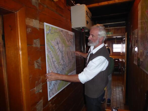 Martin Gamper hängt die neue Karte der &quot;Ahrntaler Schmugglerpfade&quot; auf - Martin Gamper appende la nuova mappa di “Sentieri contrabbandieri della Valle Aurina”