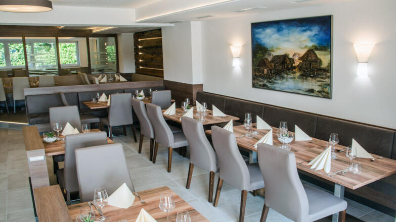 2018-cafe-sailer-restaurant-gedeckte-tische-christian-weissl