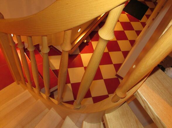 Blick von der Wendeltreppe zum Flurboden des EG