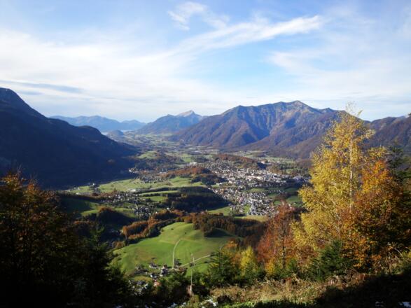 Kurz unterhalb des Gipfels ergibt sich ein schöner Blick über Bad Ischl bis zum Wolfgangsee.