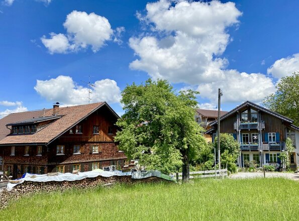 Ferienhof Stiefel mit Bauernhaus (li) und Nebenhaus