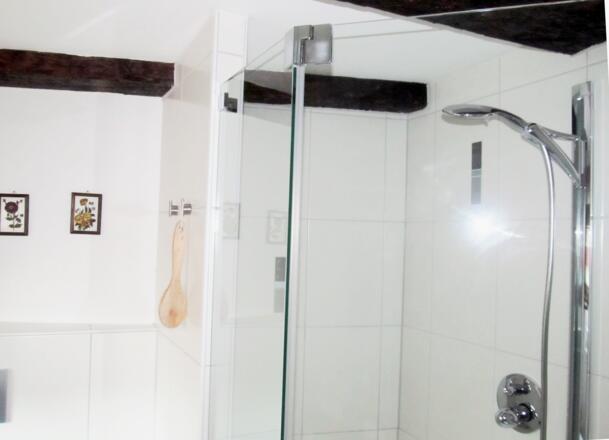 Fünfeckdusche im OG - keine Stufe und  rutschhemmende Beschichtung