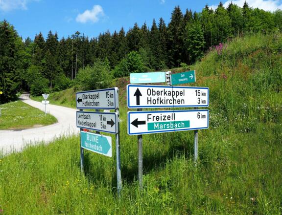 Abzweig links (Wiesen 570 m) zum Schloß Marsbach.