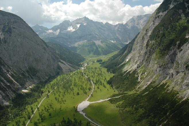 Luftaufnahme vom Großen Ahornboden, einzigartige Kulturlandschaft und größte Alm im Karwendel