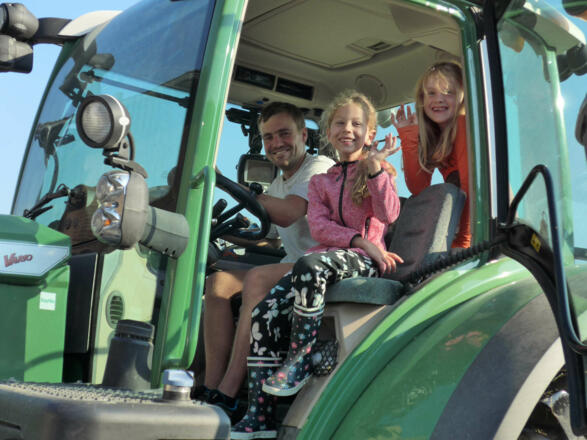 Auf einem Traktor mitfahren