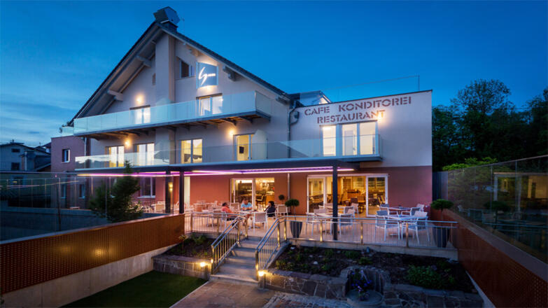 2018-cafe-sailer-aussenansicht-am-abend-foto-huemer