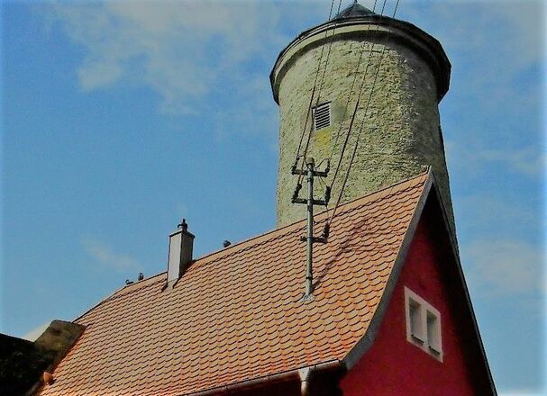 Fränkisches Steildach und 18m-Wehrturm 14,/15. Jh.