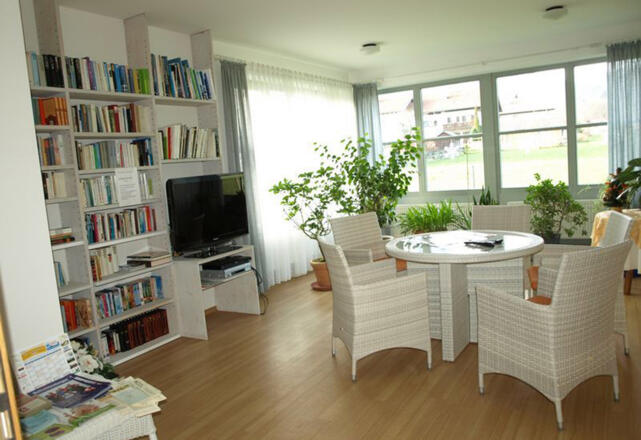 Bibliothek und Fernsehzimmer