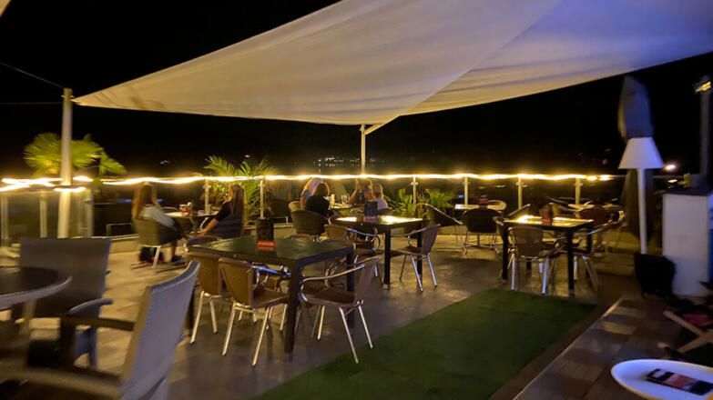 2020 - Contis Beach Club Seewalchen Abendstimmung auf der Terrasse