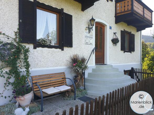 Hauseingang mit Bank