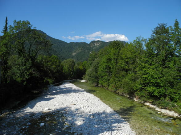 Im Ortsteil Pfandl wird die Ischl überquert.