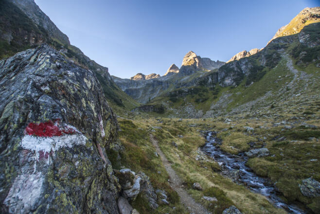 Morgendlicher Blick in die Lämmerkare - die Gipfel bereits im ersten Tageslicht.