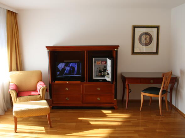 Minibar und Fernseher