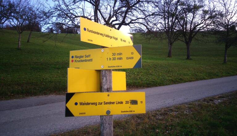 Wegtafel zum Kaiblinger Kg. beim Hof um 630m