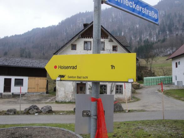 Ein Wegweiser auf einer kleinen Kreuzung gibt uns in Perneck die Richtung an.