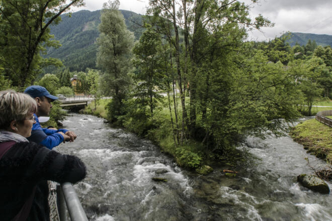 Leute am Aussichtssteg am Wanderportal Untertal-Dorf