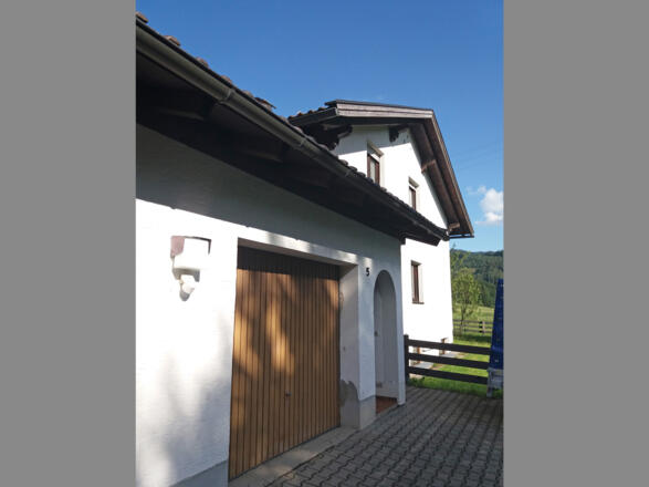 Hausansicht mit Garage