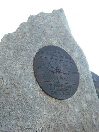 Gedenkstein vor dem Friesenberghaus