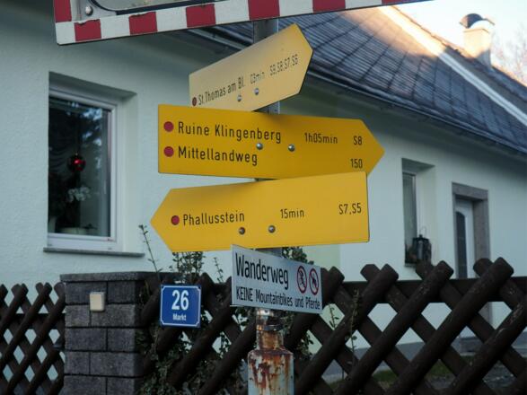 Abstieg im Ort zur Klingenberg-Bezirksstraße