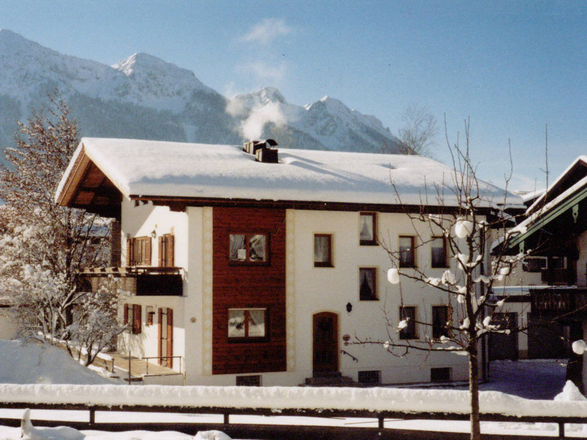 Hausansicht im Winter