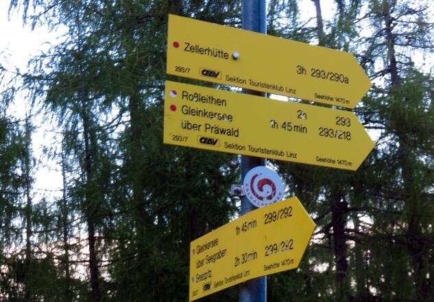 Wegweiser bei der Dümlerhütte