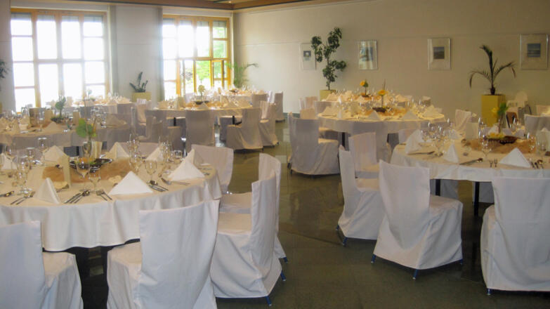 2017-weiss-gedeckt-hotel-attersee