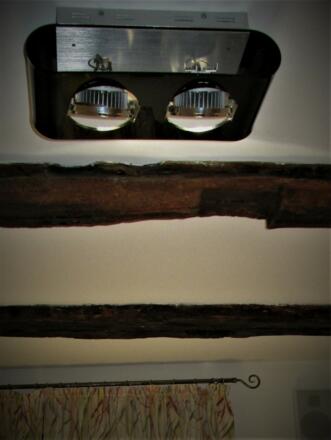 Eichenbalken und Designerlampen