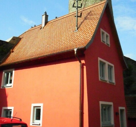 Haus  in der Abendsonne ( noch ohne Läden )