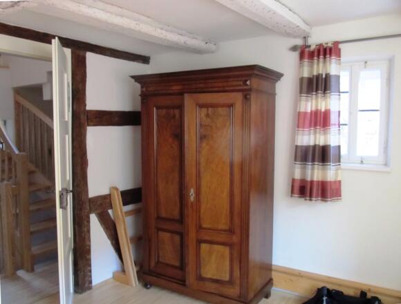 Antikschrank im Doppelzimmer  OG