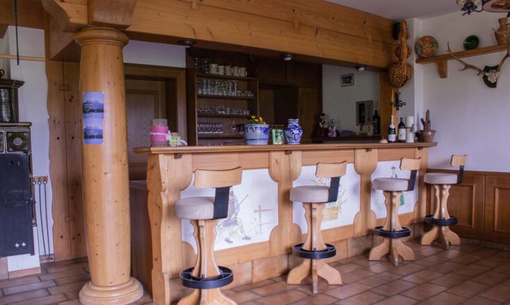 Urige Bar im Aufenthaltsraum