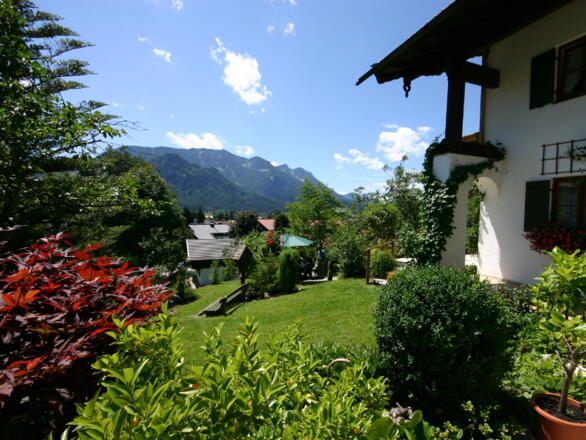 Garten mit Blick auf die Berge