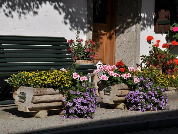 Sitzbank vor dem Haus