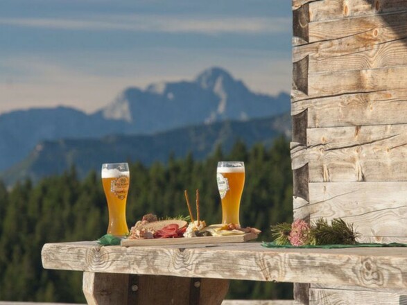 Brotzeit auf der Alm