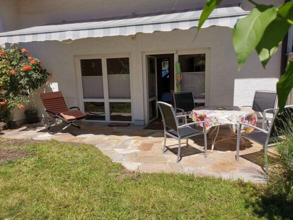 Terrasse mit Gartenmöbeln