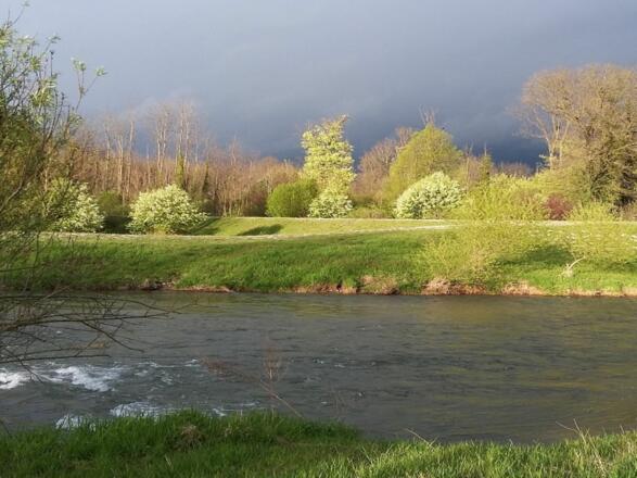 Fluß Mangfall mit Radweg Via Julia