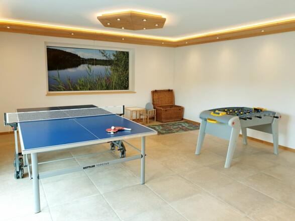 Spieleecke mit Tischtennis und Tischkicker